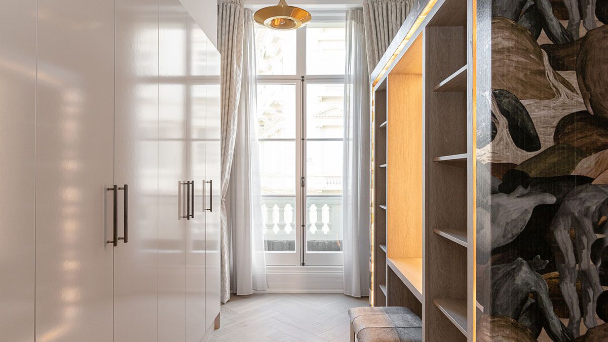 Compact to Grand: Bespoke Dressing Room Solutions Tailored to Any Space
